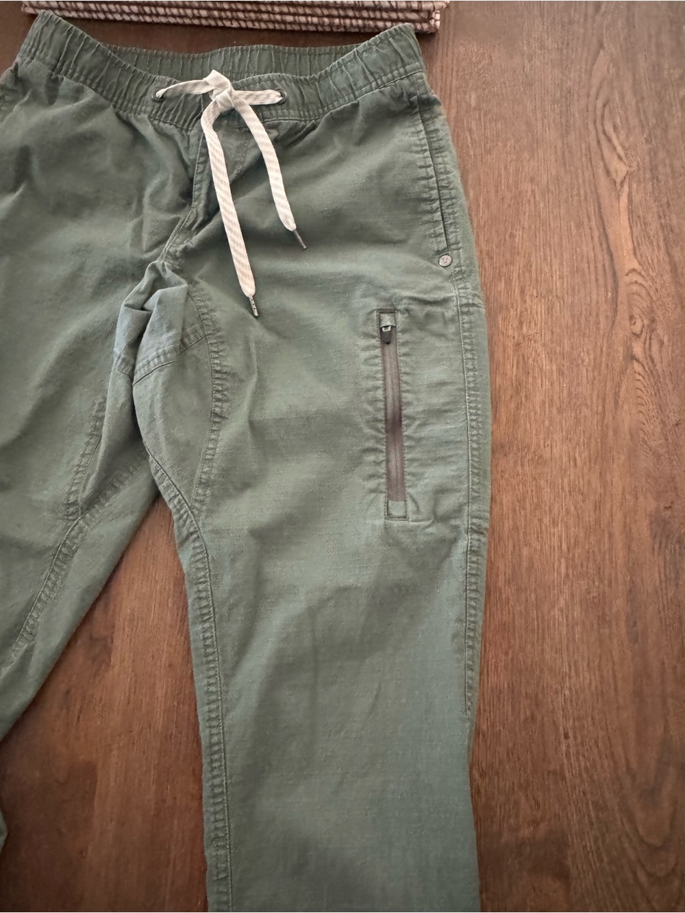 Vuori Olive Cargo Jogger with Drawstring
